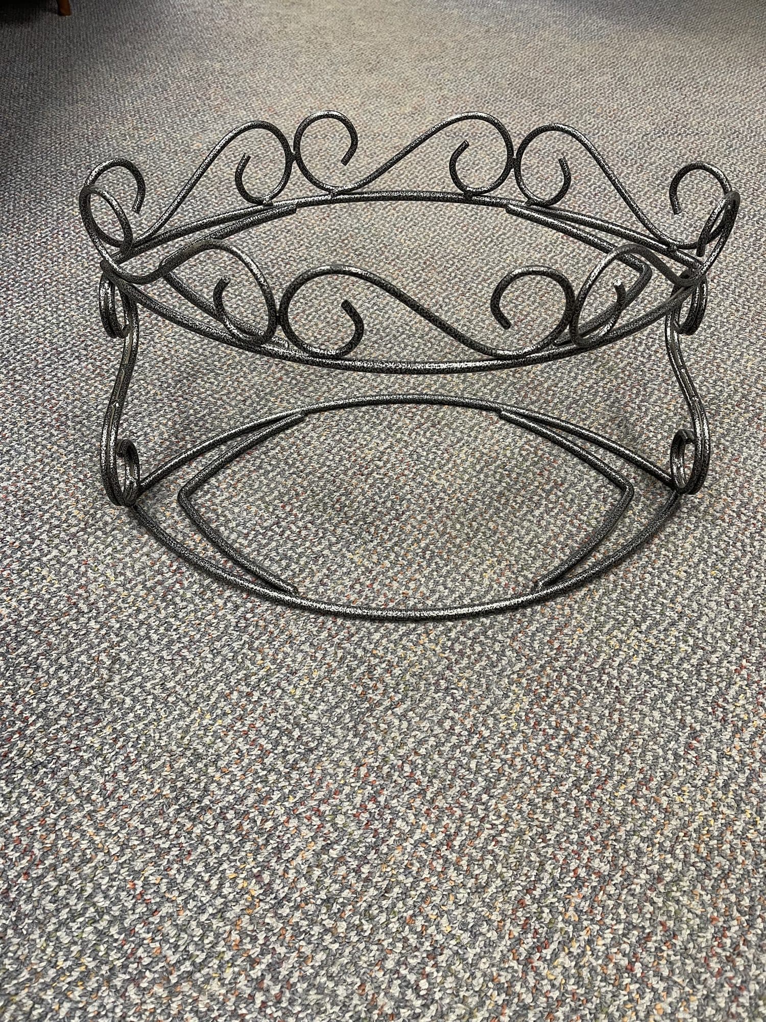 Round decorative scrolled wire crown rack