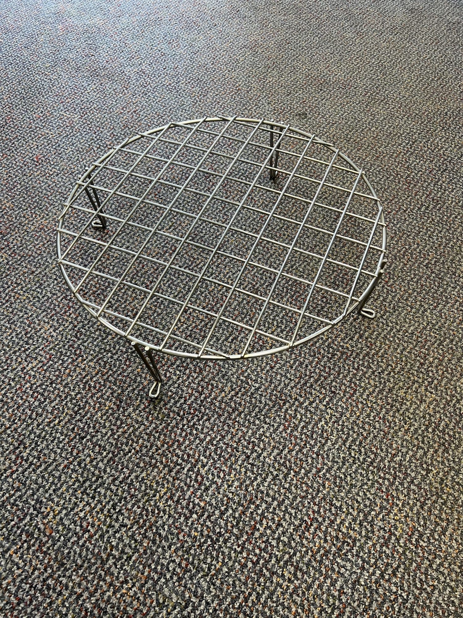 Round footed wire cooling and steaming rack on three legs
