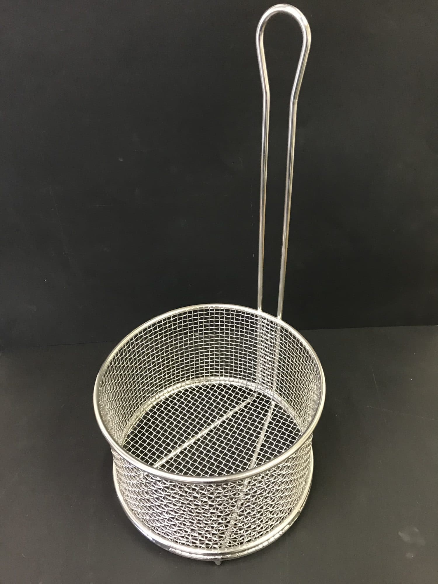 Round wire fryer basket with handle