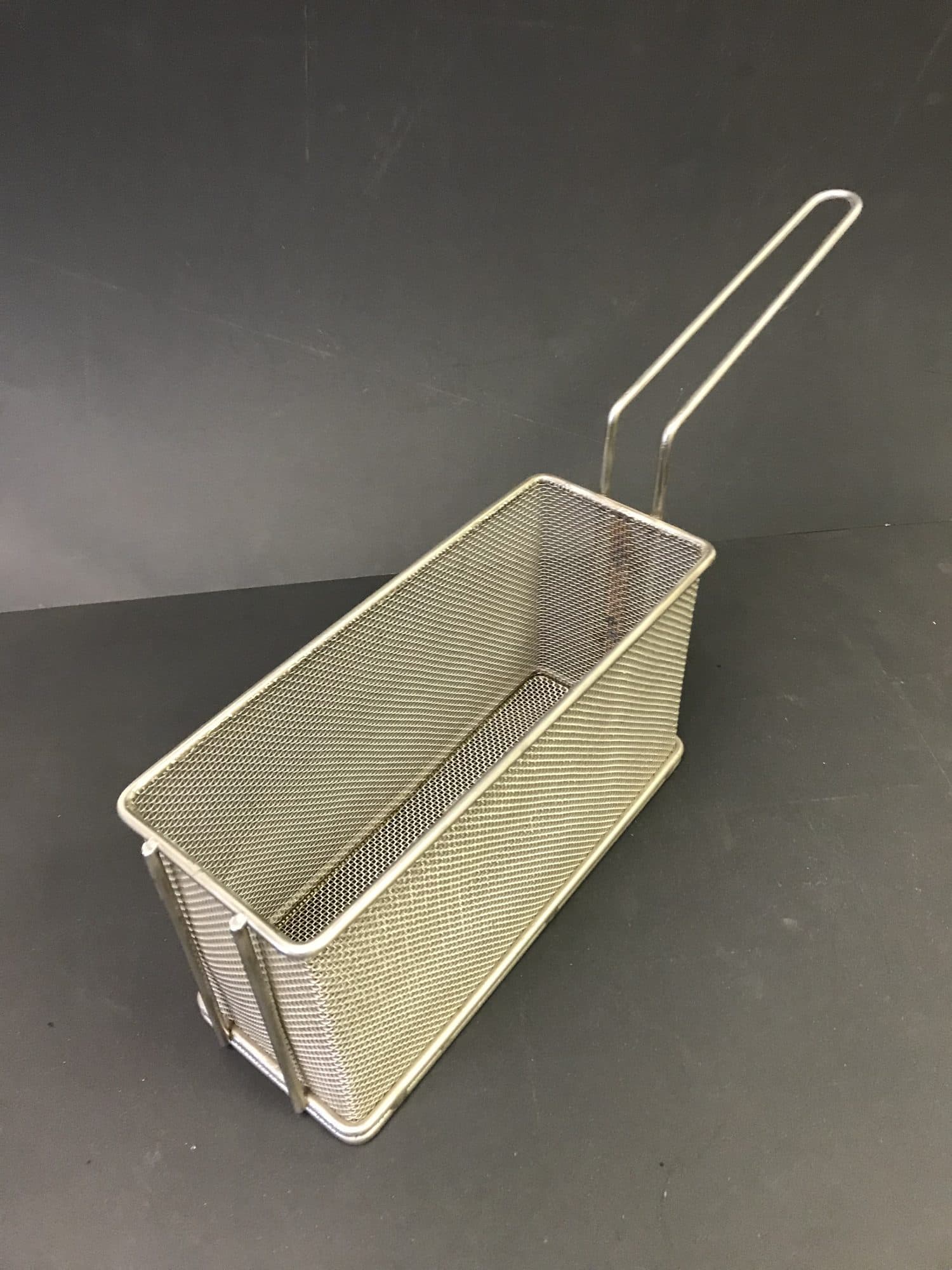 Specialty wire fry basket